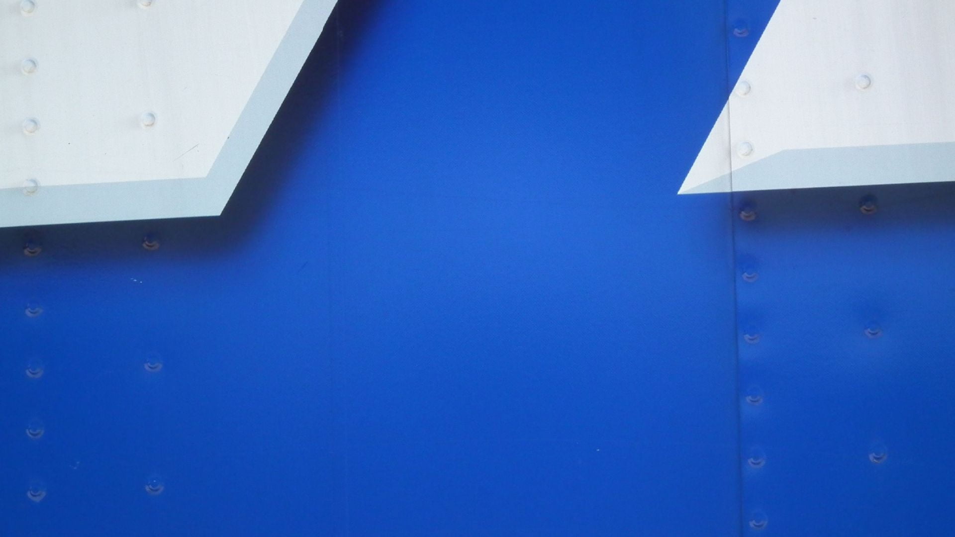 Blau weisse Wand mit Nieten